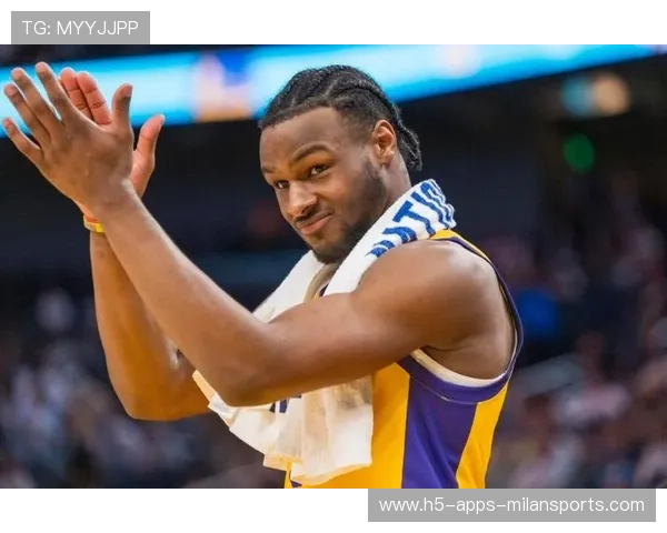 里夫斯26分11助攻全能表现 布朗尼空接暴扣关键三分展现大心脏 里夫斯26分11助攻全能表现 布朗尼空接暴扣关键三分展现大心脏