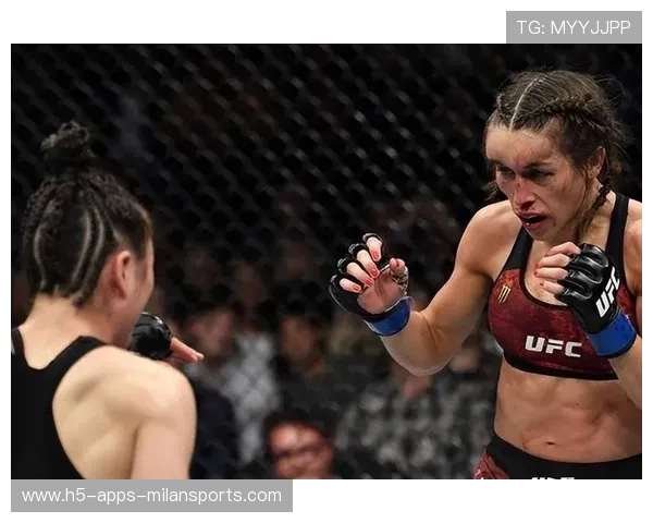 UFC冠军战，张伟丽强势击倒对手再创历史，ufc张伟丽冠军战视频