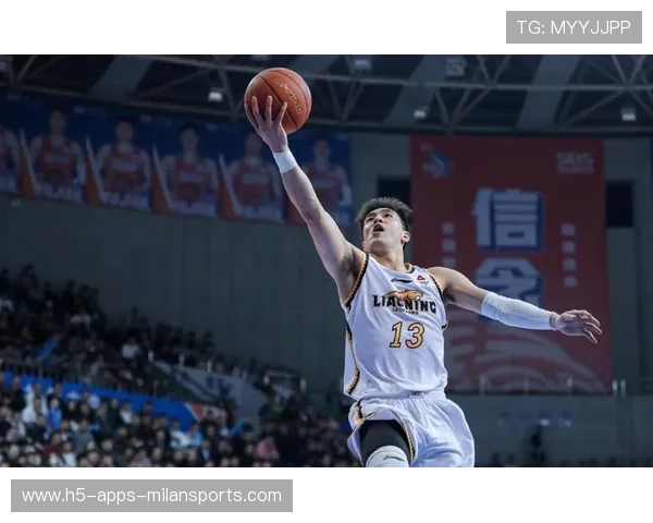 CBA 球员胯下运球过人引观看席尖叫