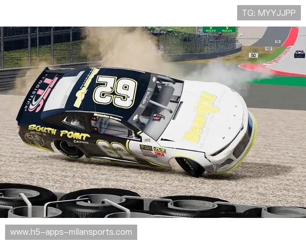 赛车刹车过热冒烟，吓坏观众