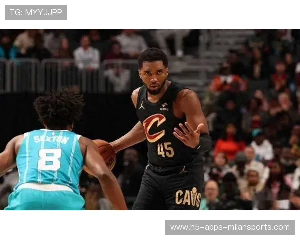 米切尔持球单打连续命中高难度后撤步跳投