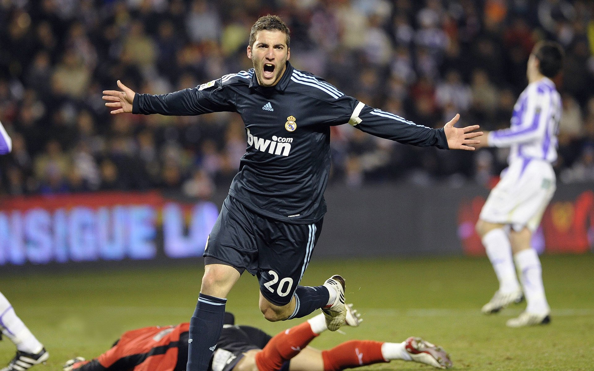 “武汉马拉松:选手们突破自我,勇敢迎接挑战”